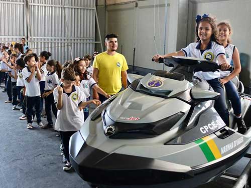 Crianças do Centro Educacional José Duarte Espinheiro participam do projeto “Pátria Amada Brasil” na Capitania dos Portos do Ceará