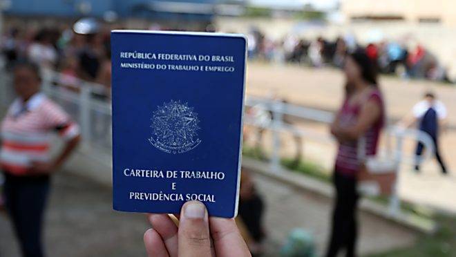 Governo vai baixar MP para extinguir multa adicional de 10% do FGTS, diz secretário