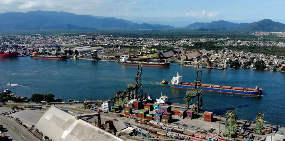 Porto de Santos contrata profissionais e estagiários