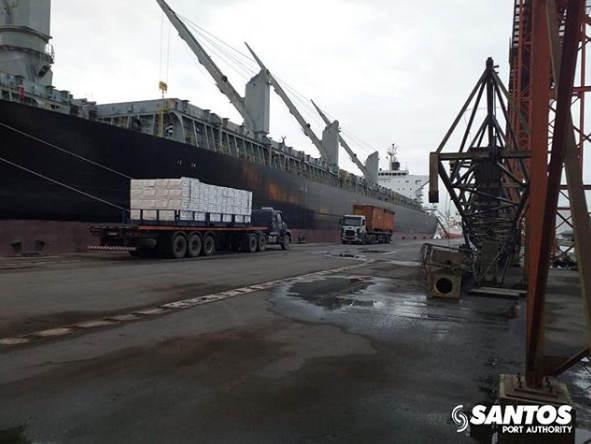 Operação inédita de navio de carga no cais Outeirinhos 2