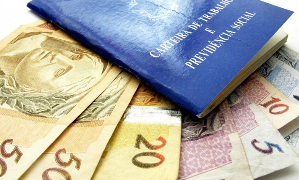Prazo para pagamento da 1ª parcela do 13º salário termina na sexta-feira; veja como funciona