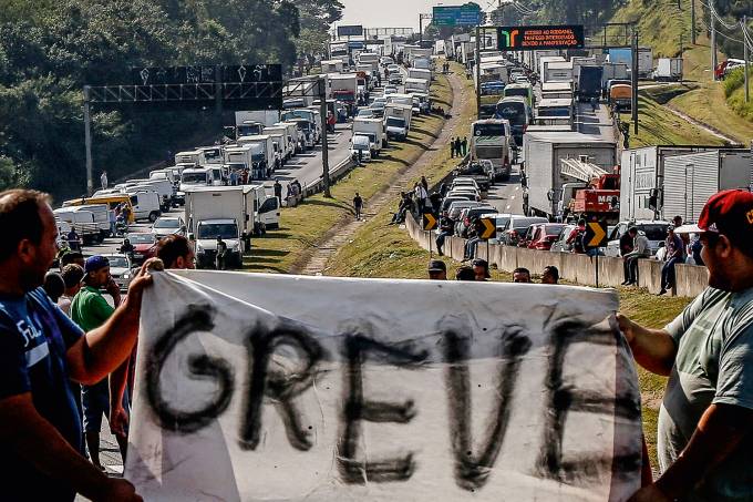 Caminhoneiros e sindicatos ameaçam governo Bolsonaro com nova greve 