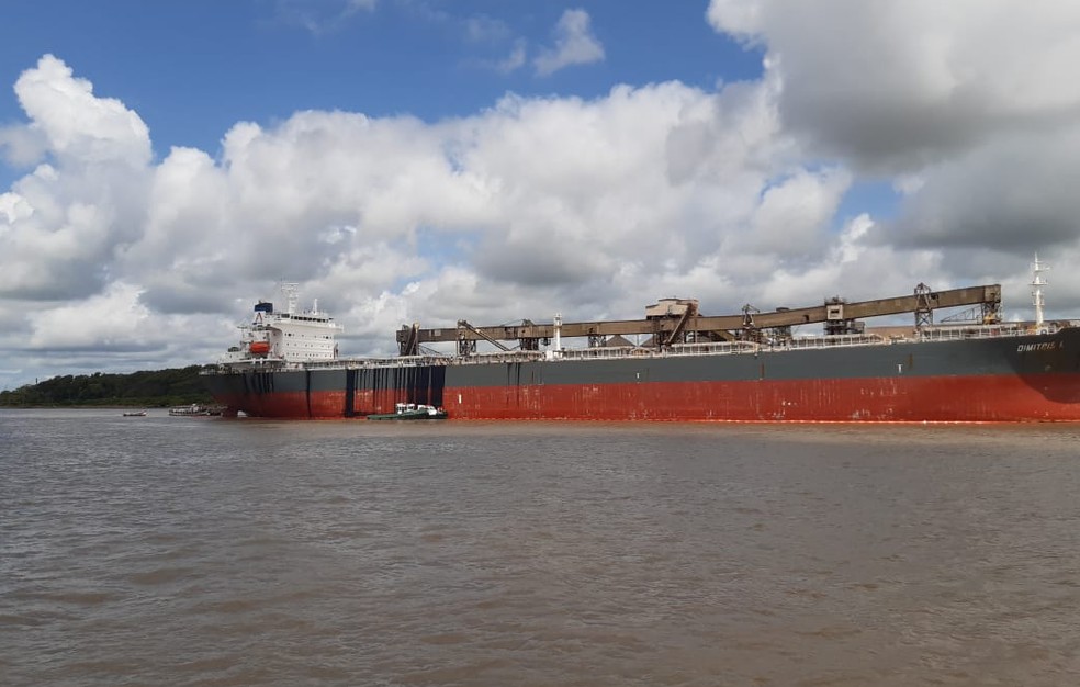 Navio grego que vazou óleo no mar em Rio Grande é autuado e multa pode chegar a R$ 50 milhões