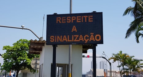 DERSA instala novos painéis de mensagem variável nas travessias litorâneas