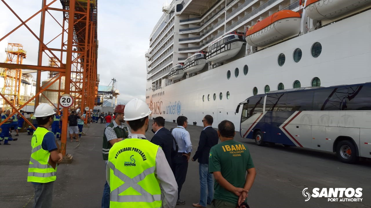 Embarcações no Porto de Santos recebem fiscalização sobre descarte de resíduos