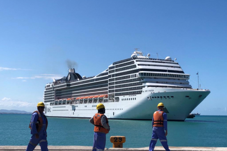 MSC Poesia atraca no Porto de Fortaleza com a maior quantidade de passageiros da temporada