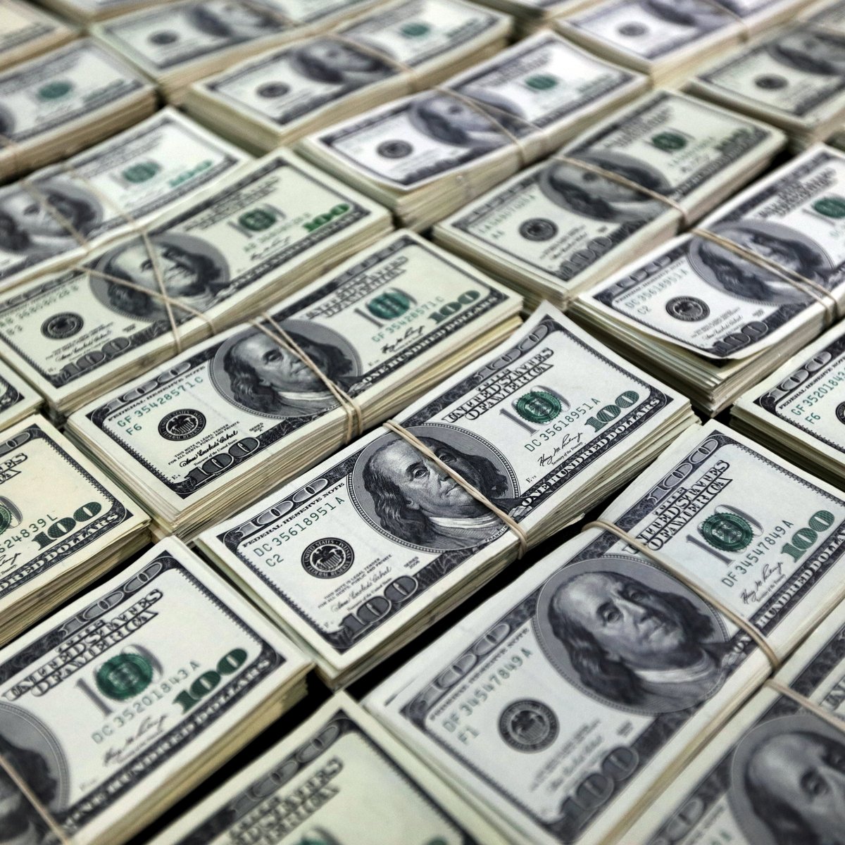 Dólar cai a R$4,06 com ajuda do exterior