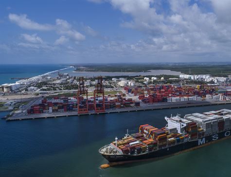 Novembro tem recorde mensal de contêineres em 41 anos de funcionamento do Porto de Suape