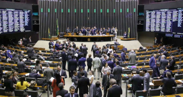 Câmara aprova texto-base de projeto que altera regras do Imposto sobre Serviços