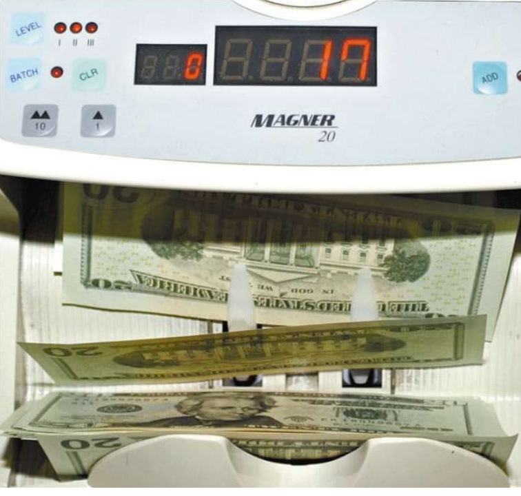 Dólar recua no Brasil após perder força no exterior