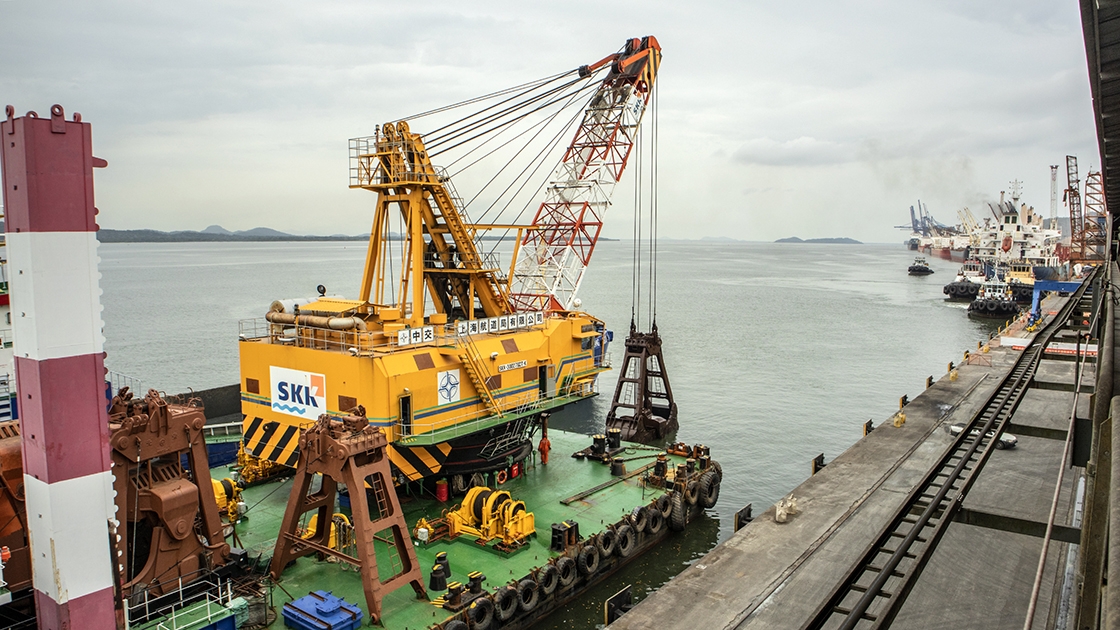 Porto de Paranaguá recebe draga especial para obra nos berços