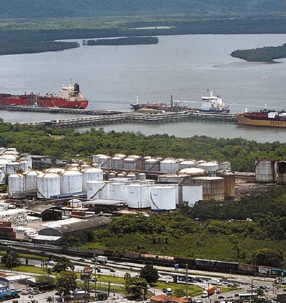 Navios aguardam até 14 dias para atracar