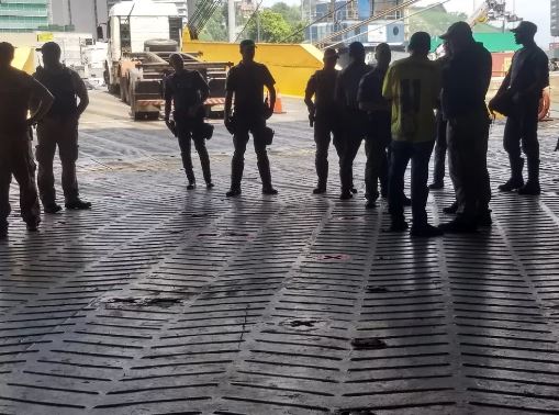 Estivadores viram réus por ocupação a navios no Porto de Santos, SP