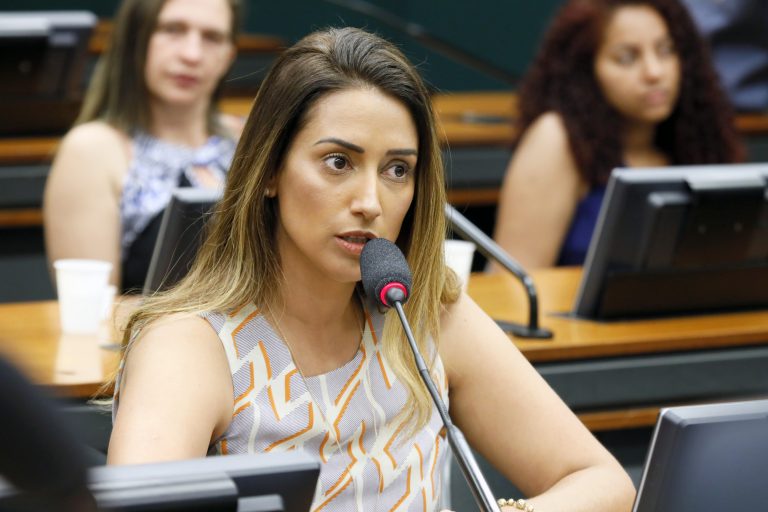 Projeto permite saque do FGTS para trabalhador com 60 anos 