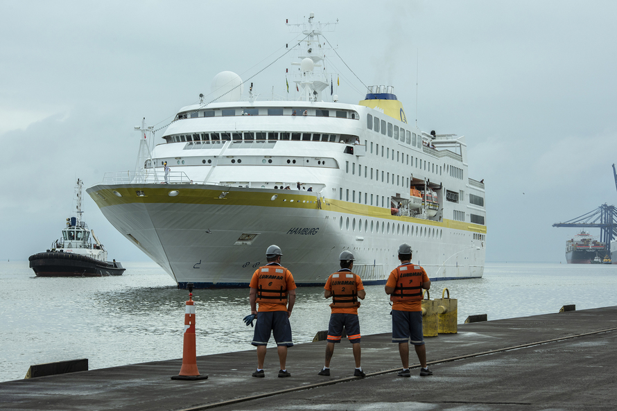 Passageiros de navio turístico movimentam comércio de Paranaguá 