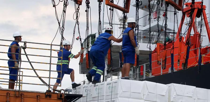 Navios cancelam atracações no Porto de Santos após redução do calado e interdição de berços