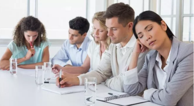 Por que alguns especialistas dizem que os EUA estão errados ao banir a soneca no trabalho