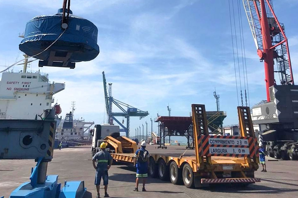 Transformadores de grande porte são embarcados no Porto de Imbituba 