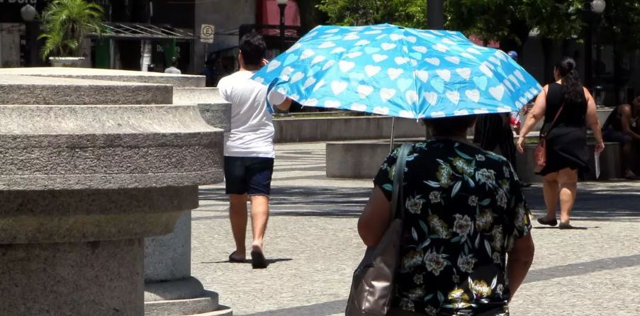 Sexta-feira 'senegalesa' em Santos exige cuidados com a hidratação