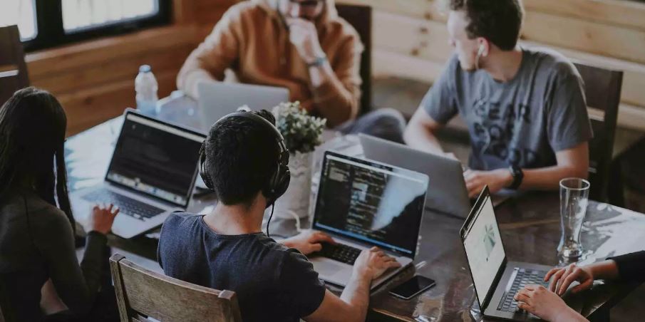 Empresas selecionam estagiários e trainees pelo Brasil