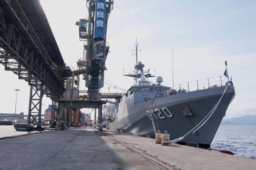 Navio patrulha da Marinha atraca no Porto de Paranaguá