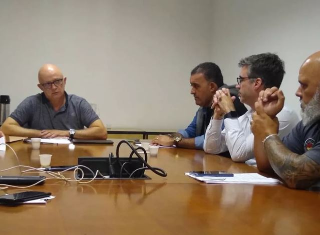 Estivadores assinam acordo coletivo de trabalho com cais público em Santos