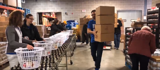 Na semana passada, o time da ADM embalou cestas de alimentos de festividades para ajudar a alimentar centenas de pessoas no Condado de Macon