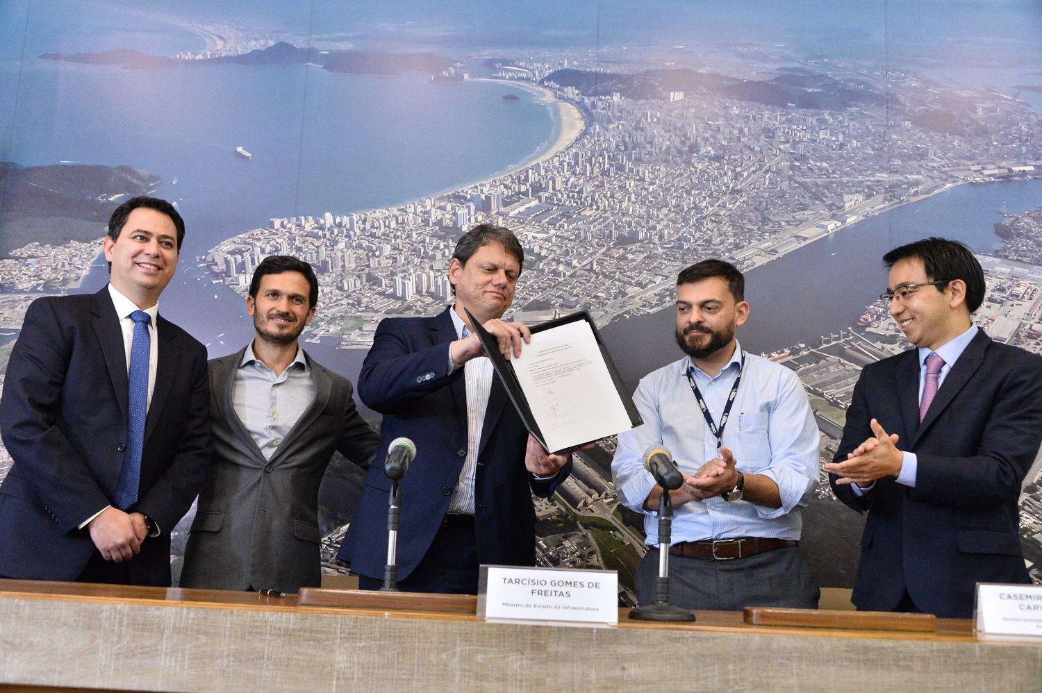 Ministro da Infraestrutura assina contrato de arrendamento no Porto de Santos