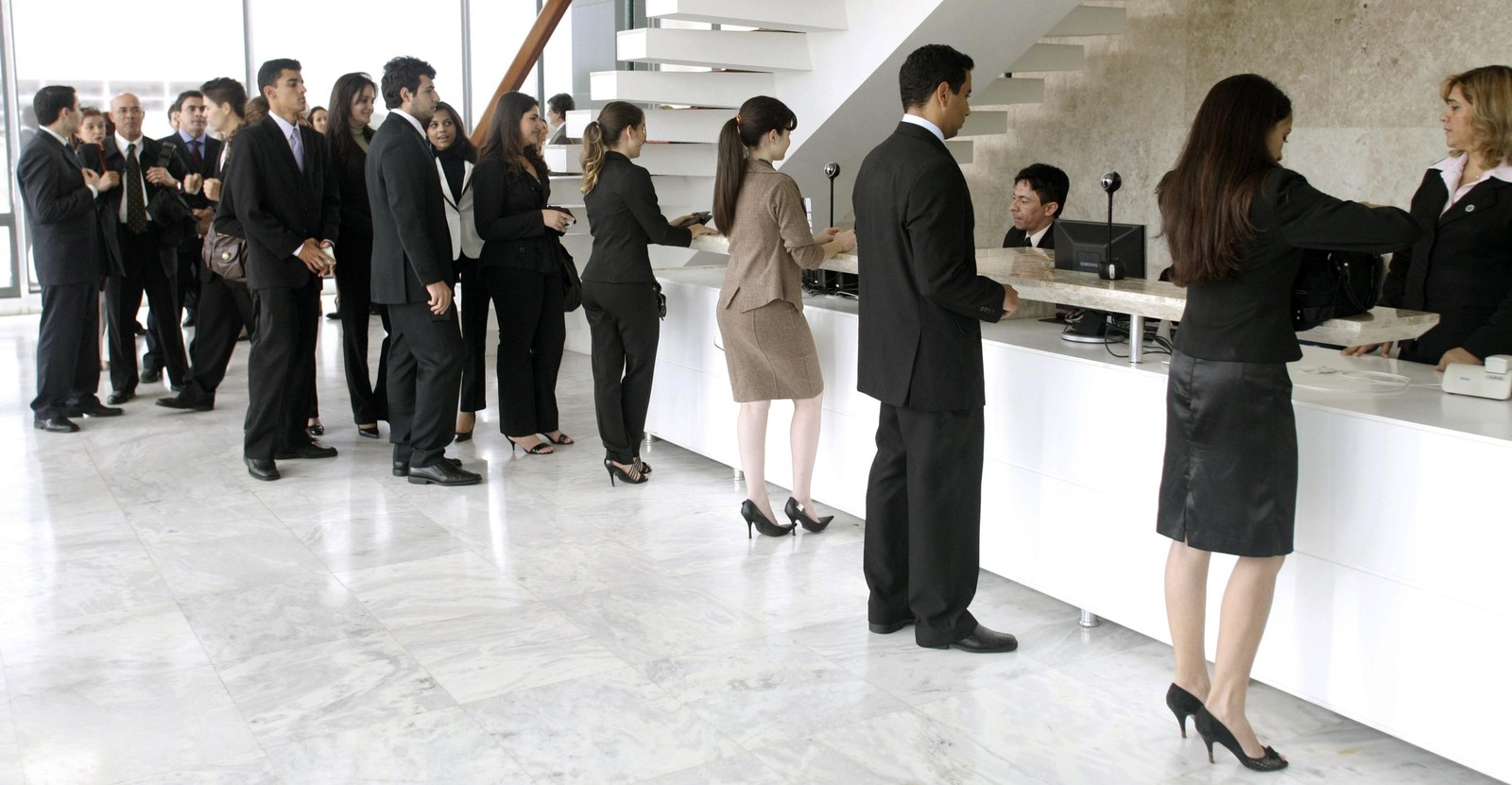 Regras rígidas sobre roupas impedem acesso de mulheres a tribunais