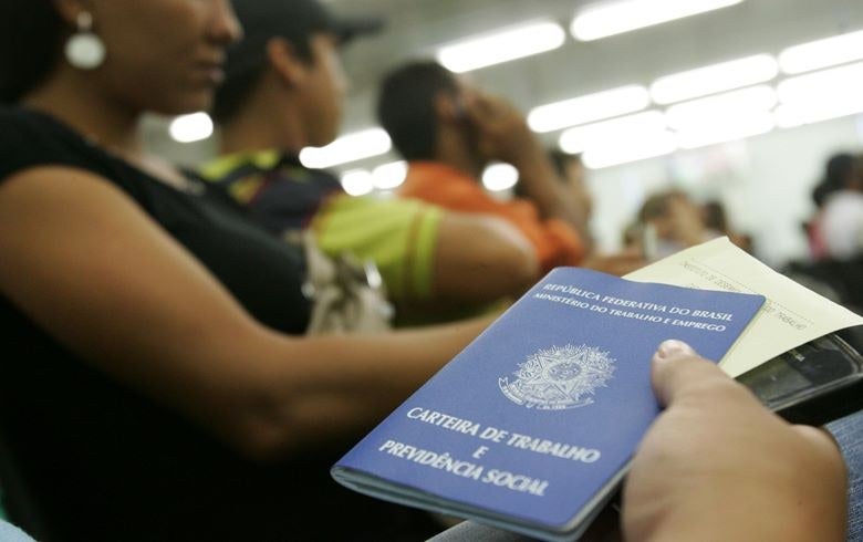 Racismo estrutural gera diferença de 31% entre salários de brancos e negros, diz pesquisa