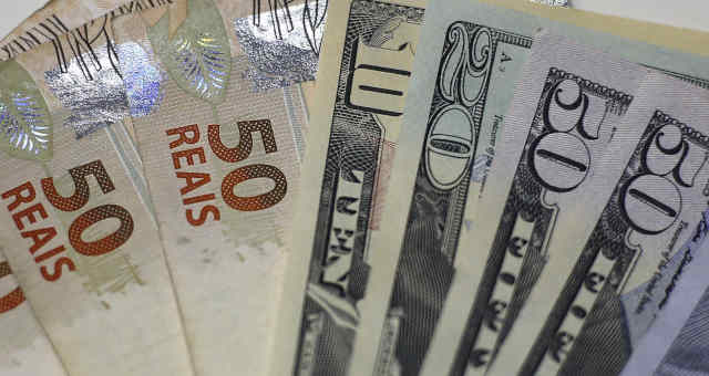Dólar fecha a R$ 4,19 e supera máxima de 6 semanas