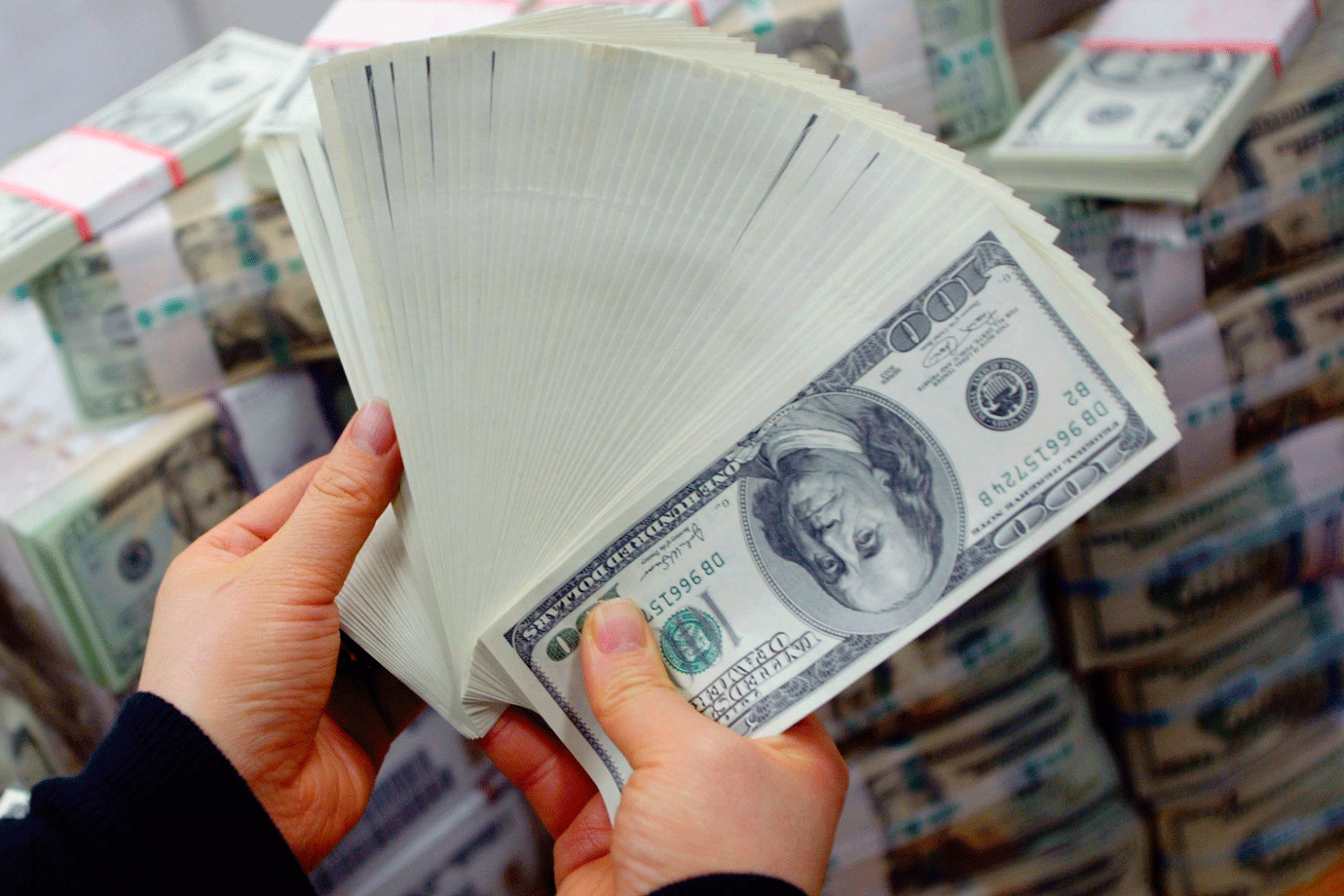 Bolsa fecha em alta e renova recorde; dólar vai a R$4,18