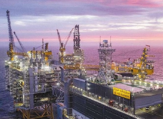 Petróleo cai e contamina Petrobras e B3
