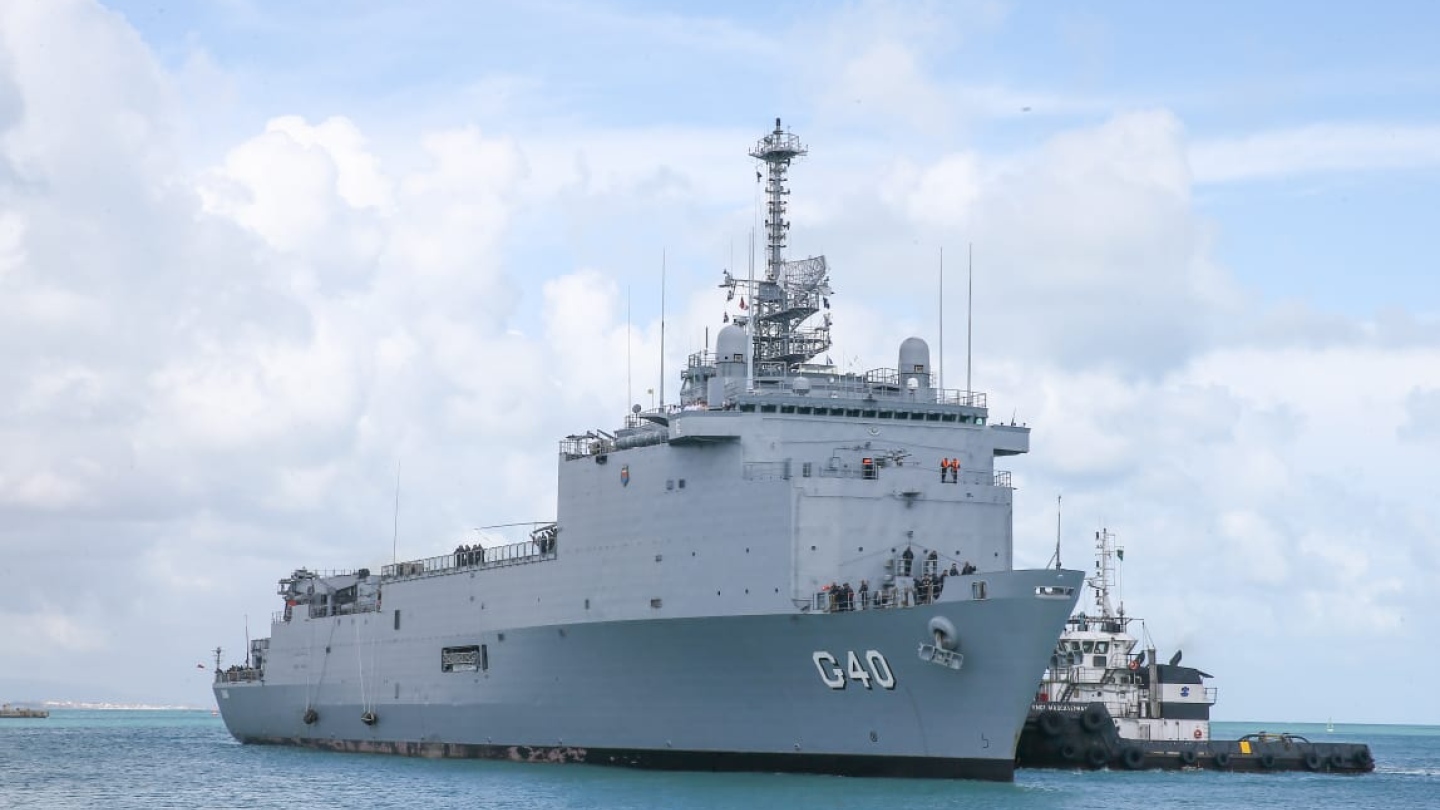2° maior navio da Marinha atraca no Porto do Mucuripe para visitação