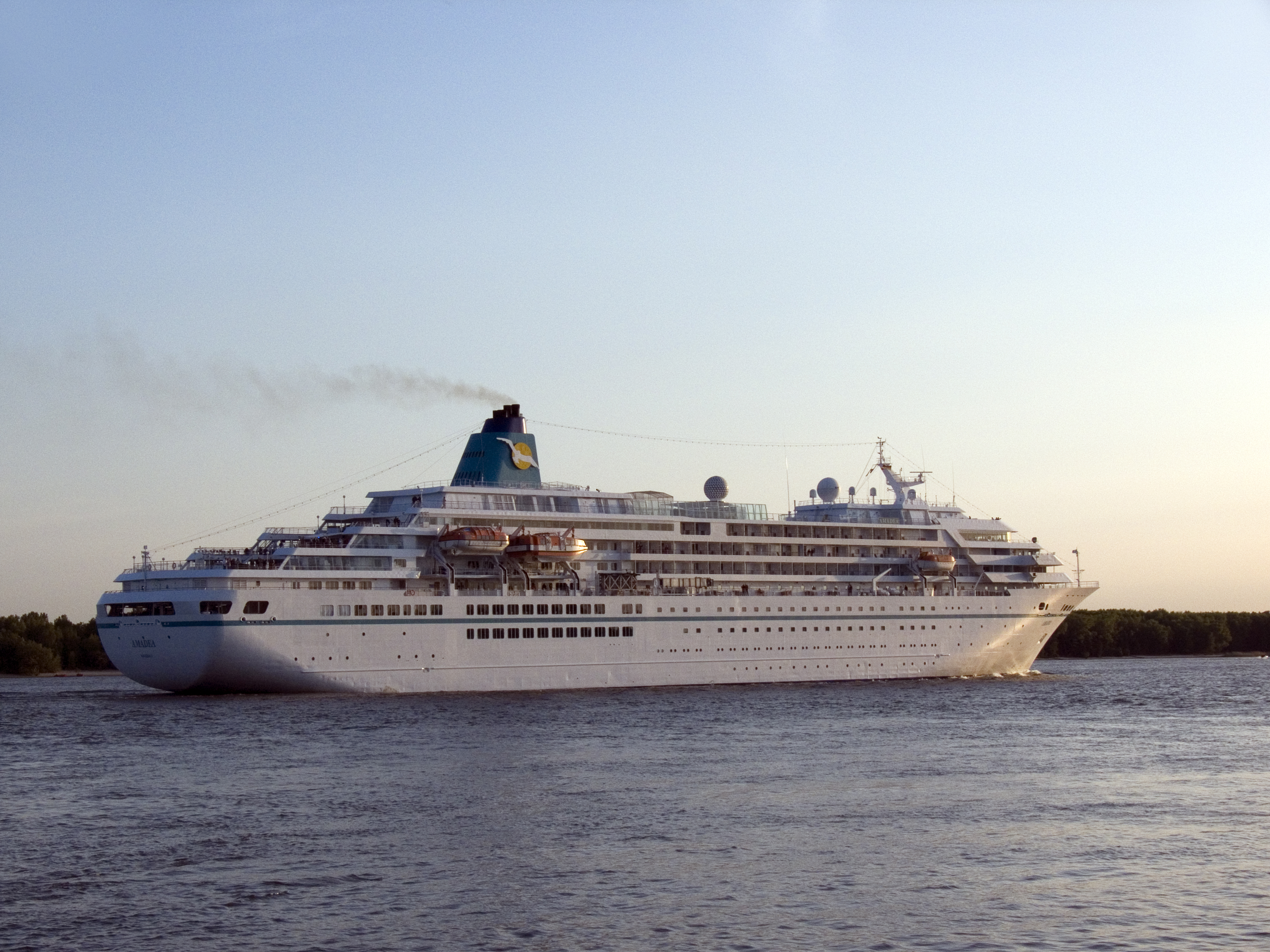 Por motivo de mau tempo navio de passageiros MS AMADEA cancela atracação em Rio Grande