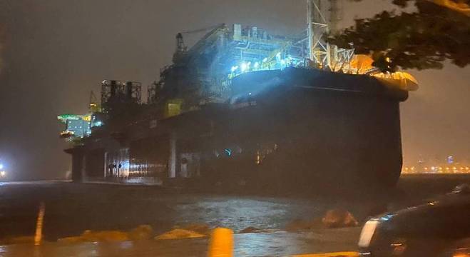 Temporal arrasta navio-plataforma de petróleo para praia no Rio 