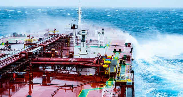 Novas regras para navios elevam preço de petróleo de qualidade