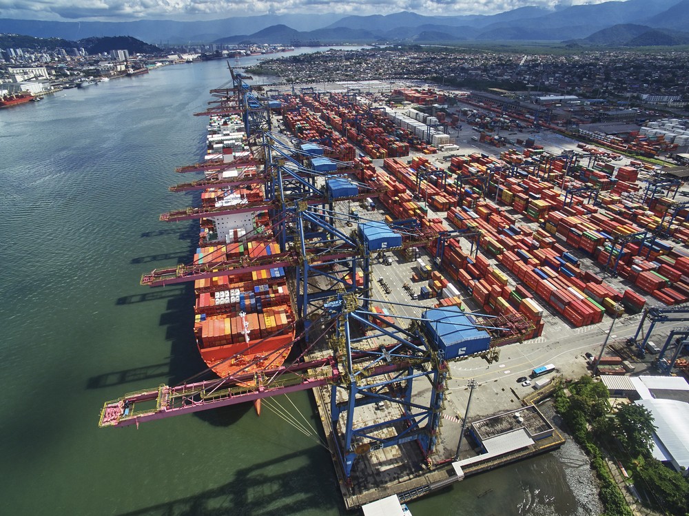Cresce o transporte de produtos em contêineres no Porto de Santos, SP