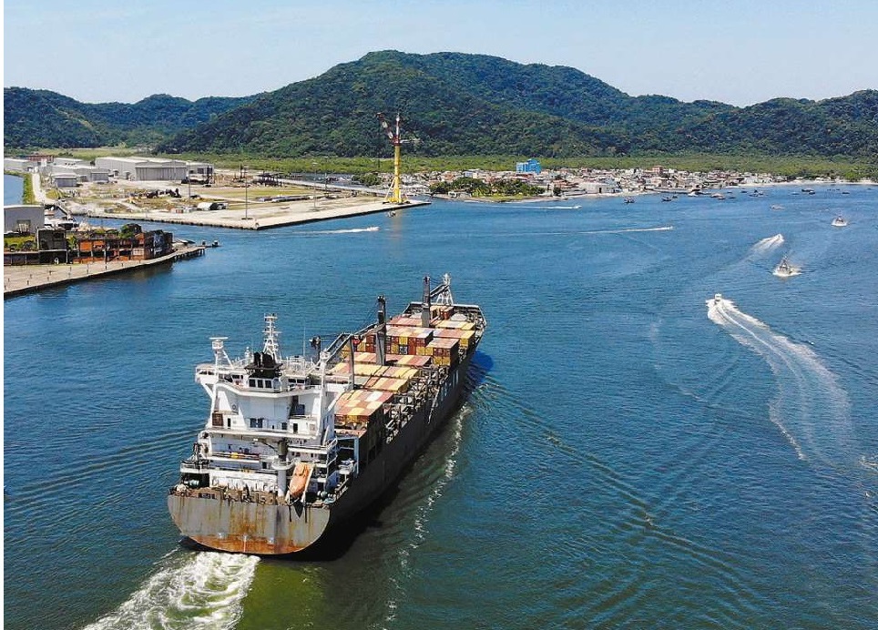 Porto recebe 4 navios que estiveram na China