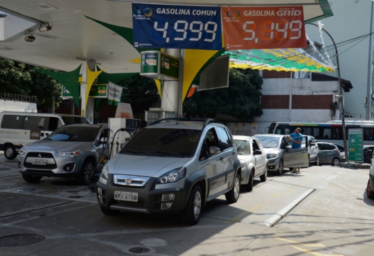 Brasil tem 4ª gasolina mais cara da América do Sul, diz estudo