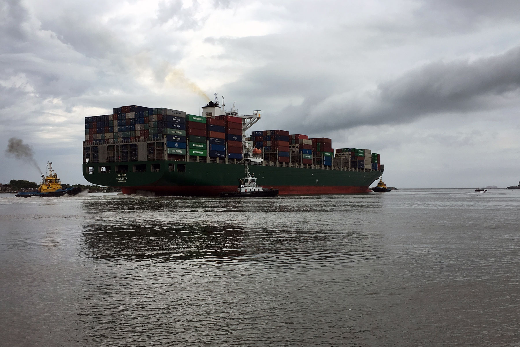 Canal de acesso ao Porto de Itajaí fecha para manobra