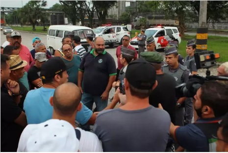 Caminhoneiros fazem paralisação de 24 horas no Porto de Santos, SP