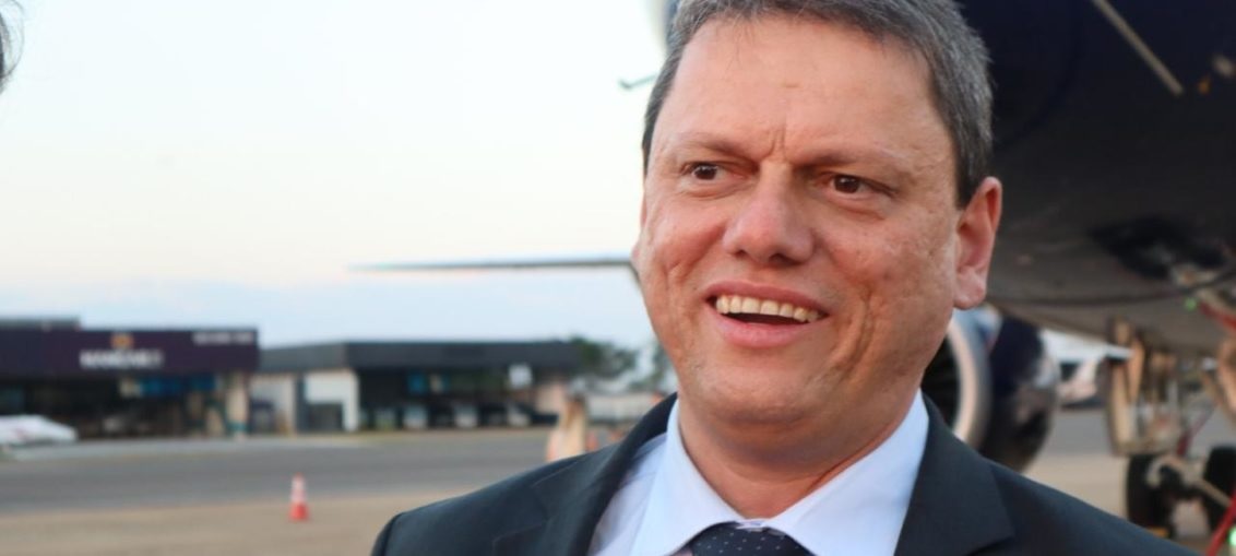 No Paraná, ministro da Infraestrutura assina contrato para movimentação de celulose no Porto de Paranaguá
