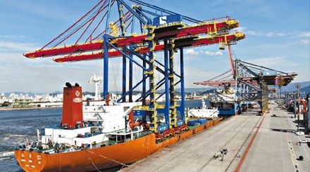 Novos portêineres vão ampliar eficiência de terminal do Porto