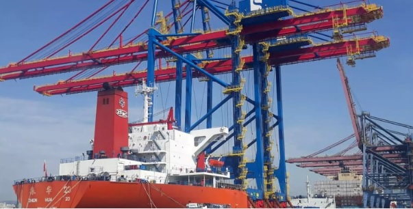 Novos portêineres do Tecon chegam ao Porto de Santos
