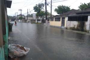 Chuva deixa trânsito caótico e interdita avenidas da Baixada Santista