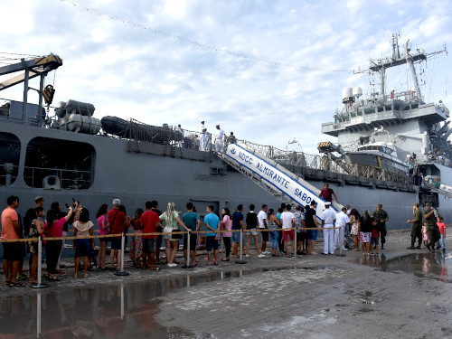 Navio de Desembarque de Carros de Combate “Almirante Saboia” é aberto para visitação pública em Fortaleza-CE