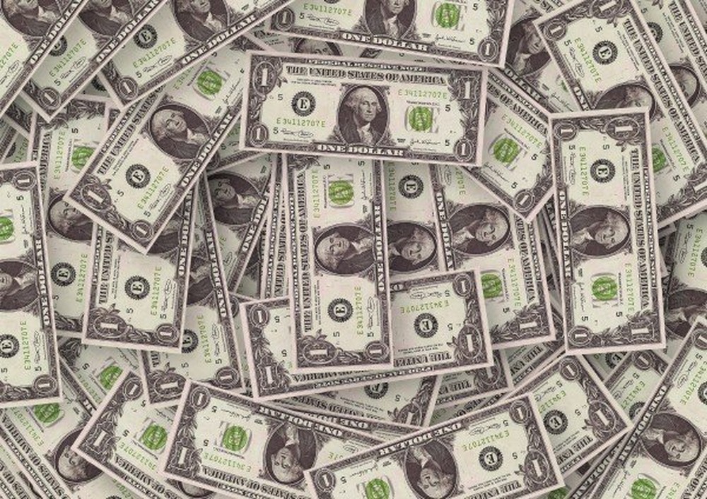 Dólar sobe por temores sobre coronavírus e renova máxima