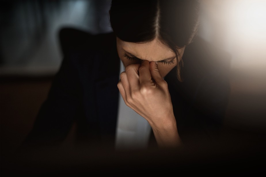 Fingir emoções no trabalho prejudica a saúde e a carreira
