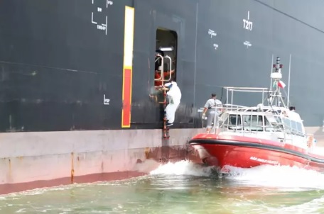 Navio chinês que tinha casos suspeitos de coronavírus entra no Porto de Santos